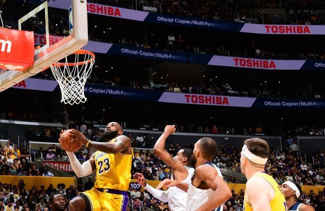 开云体育App-扳平比分！湖人借防守大战破狼，三巨头发威不好惹