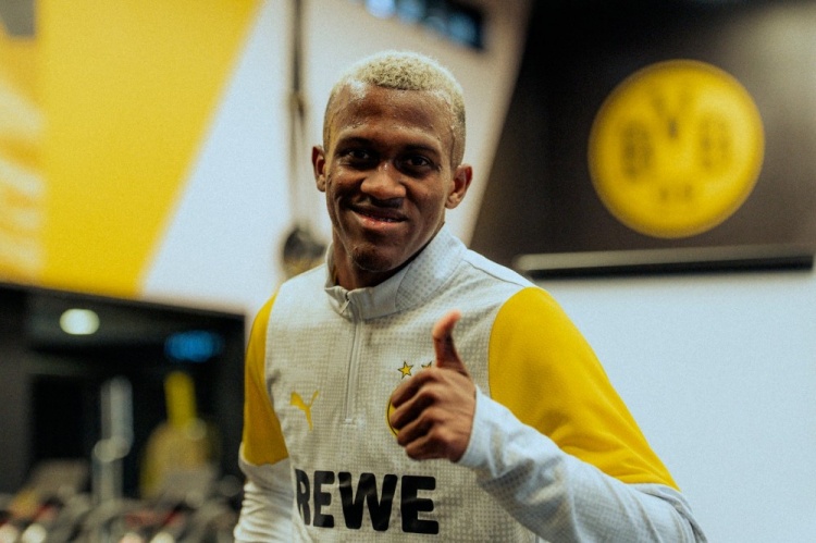 新援莱尔马访问多特主场观战对阵不莱梅,参加训练并测试体能