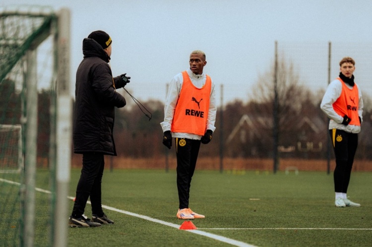 新援莱尔马访问多特主场观战对阵不莱梅,参加训练并测试体能