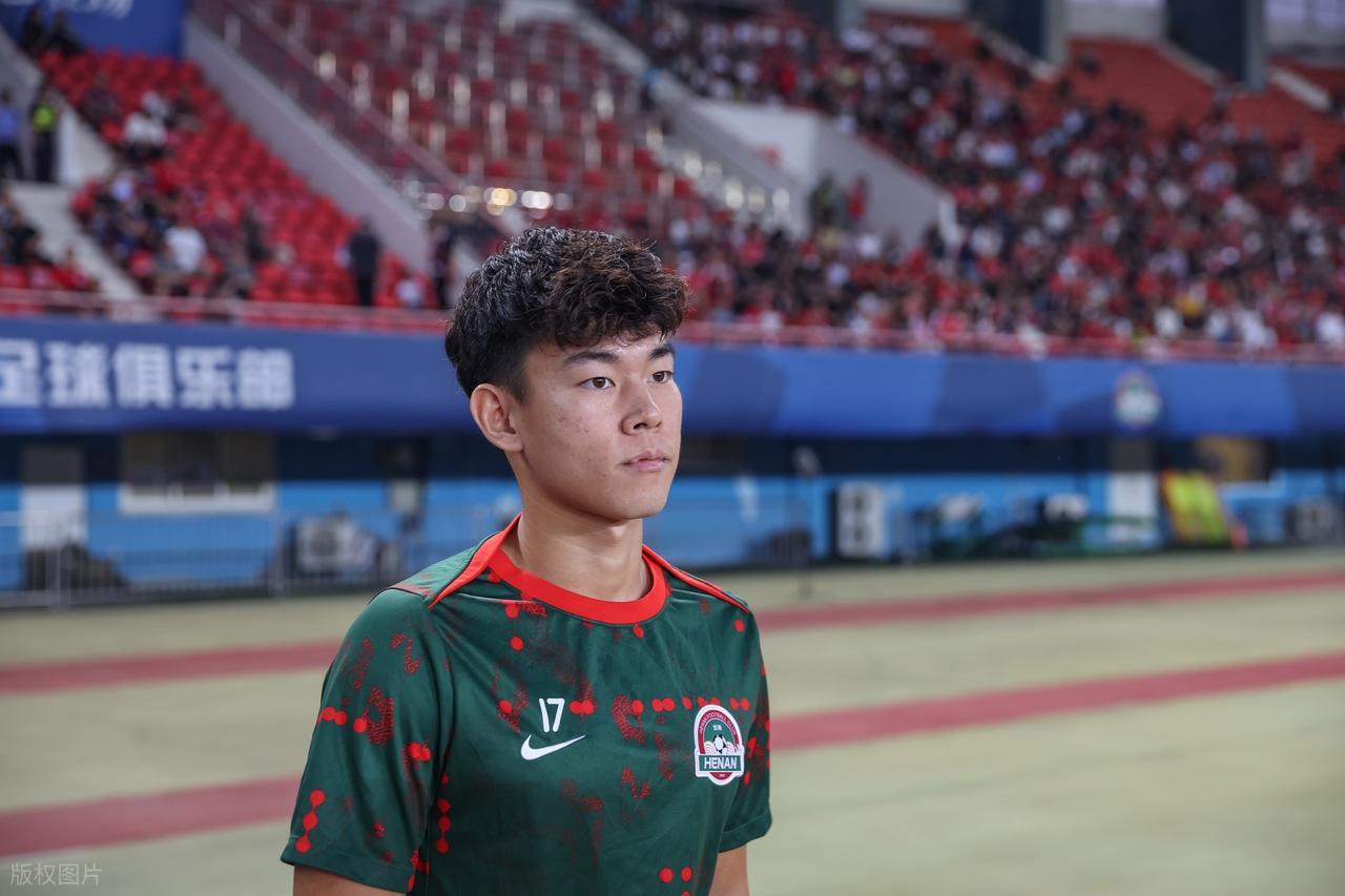 唏嘘！他曾是中国男足留洋新星，被视为武磊接班人，如今踢不上球