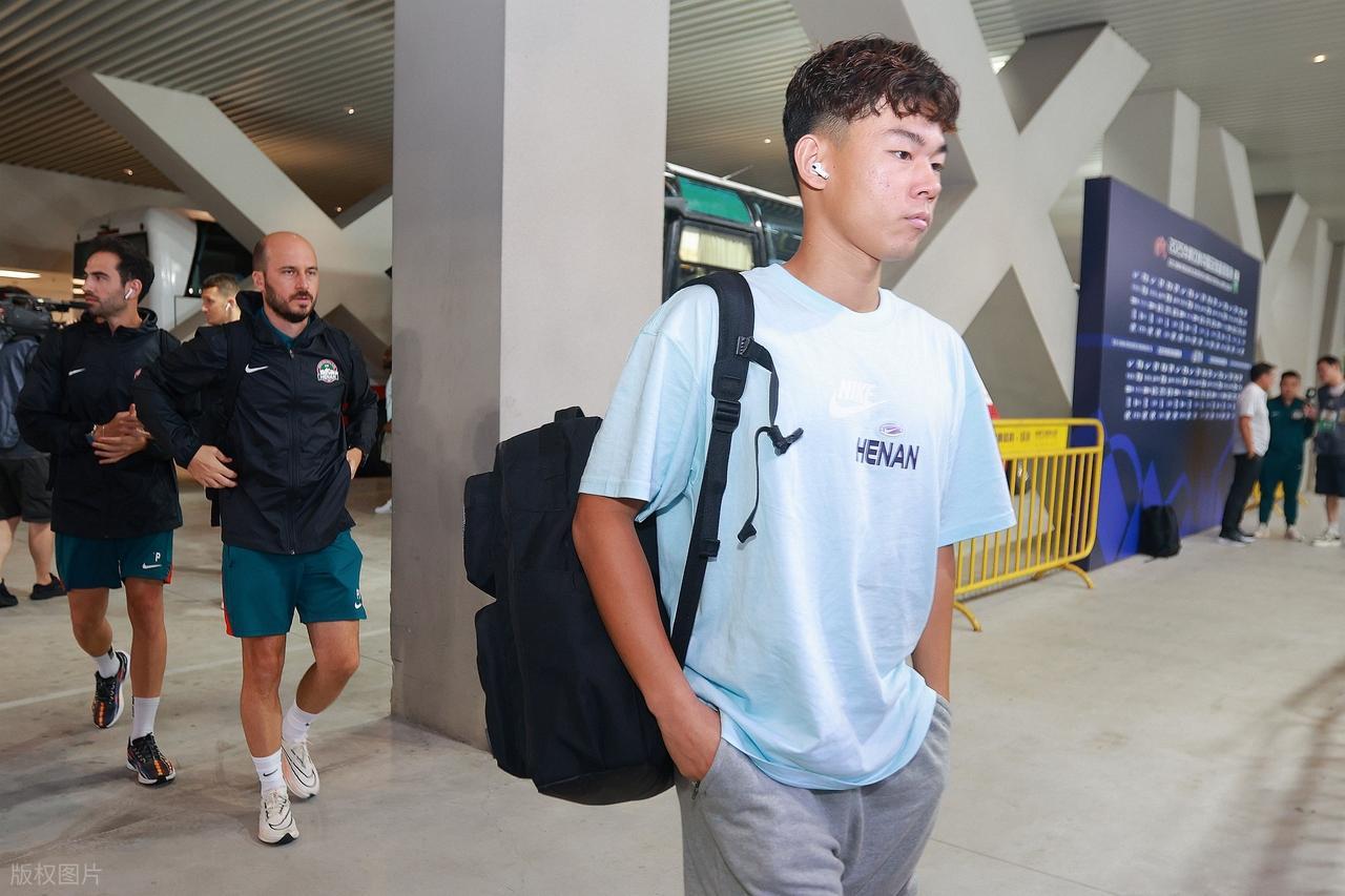 唏嘘！他曾是中国男足留洋新星，被视为武磊接班人，如今踢不上球