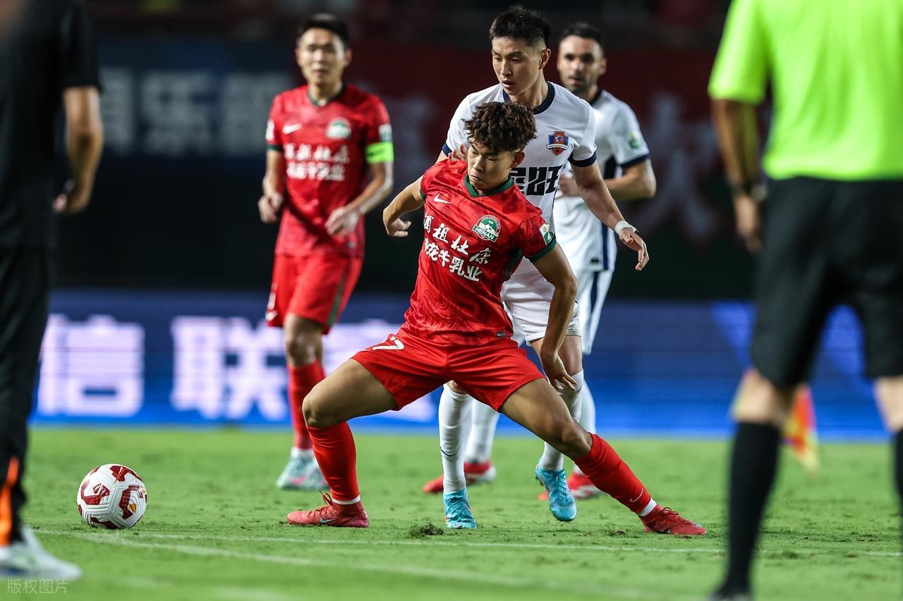 唏嘘！他曾是中国男足留洋新星，被视为武磊接班人，如今踢不上球