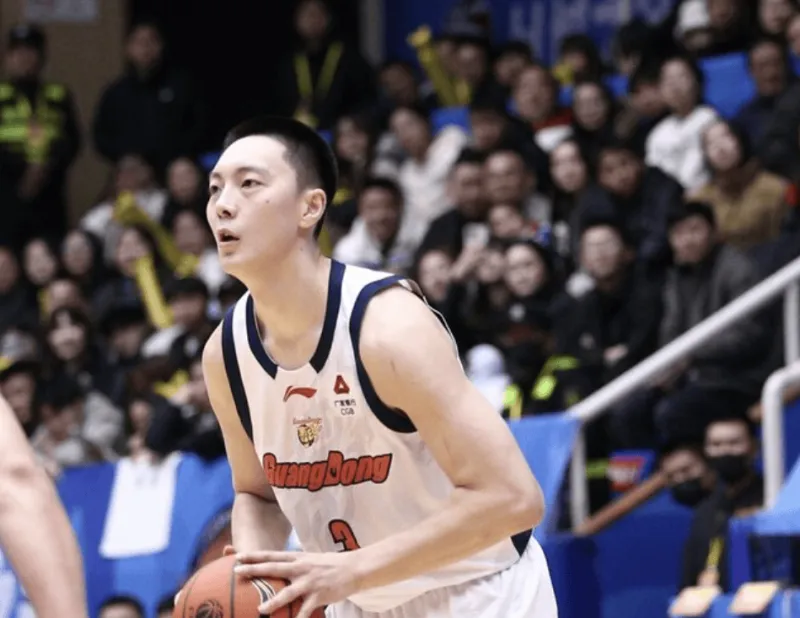 开云体育官网-胡明轩全场8中5，三分6中4得到14分4篮板4助攻1抢断