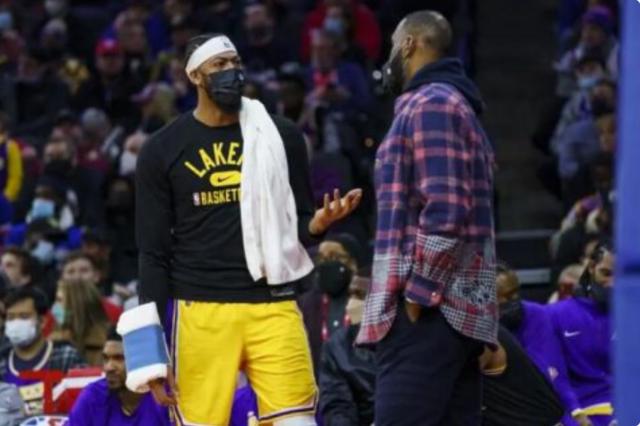 开云体育下载-詹姆斯将谨慎对待膝盖伤势 湖人三巨头命途多舛