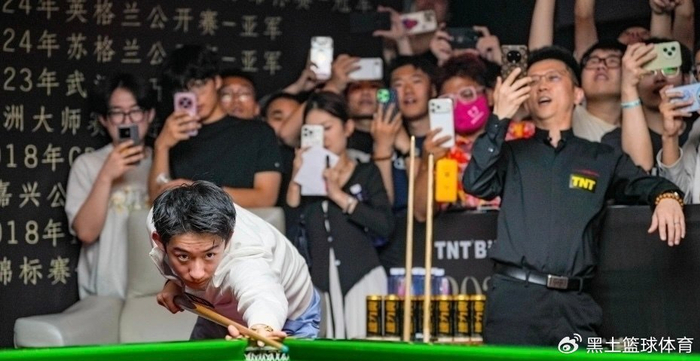 开云体育官网-吴宜泽被迫营业!深夜与球迷合影面无笑容 现场主持大喊:别碰他 别说|斯诺克世锦赛|肖恩·墨菲|世锦赛|墨菲|兰州_新浪体育_新浪新闻