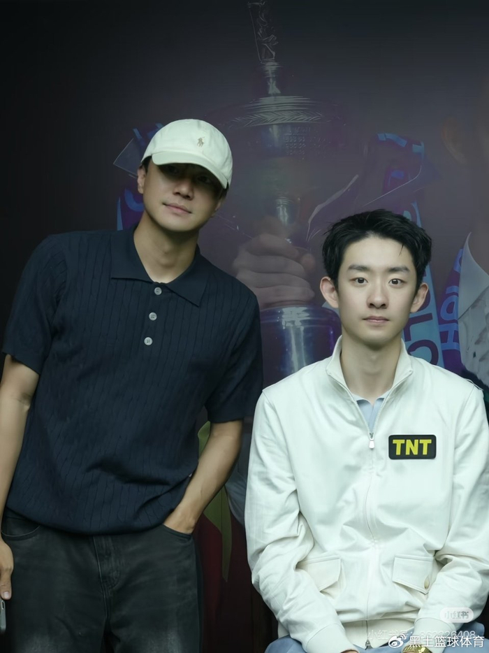 开云体育官网-吴宜泽被迫营业!深夜与球迷合影面无笑容 现场主持大喊:别碰他 别说|斯诺克世锦赛|肖恩·墨菲|世锦赛|墨菲|兰州_新浪体育_新浪新闻