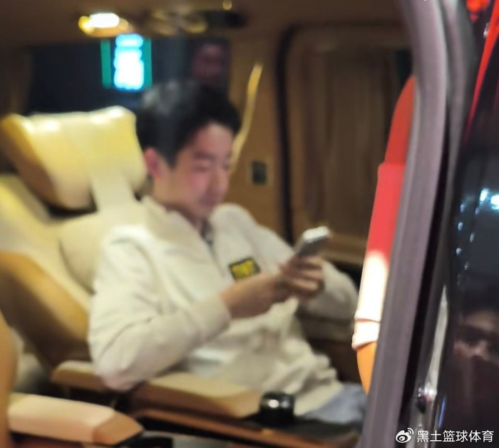 开云体育官网-吴宜泽被迫营业!深夜与球迷合影面无笑容 现场主持大喊:别碰他 别说|斯诺克世锦赛|肖恩·墨菲|世锦赛|墨菲|兰州_新浪体育_新浪新闻